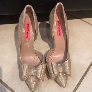 Betsey Johnson Prince Metallic Bow Detail Pumps